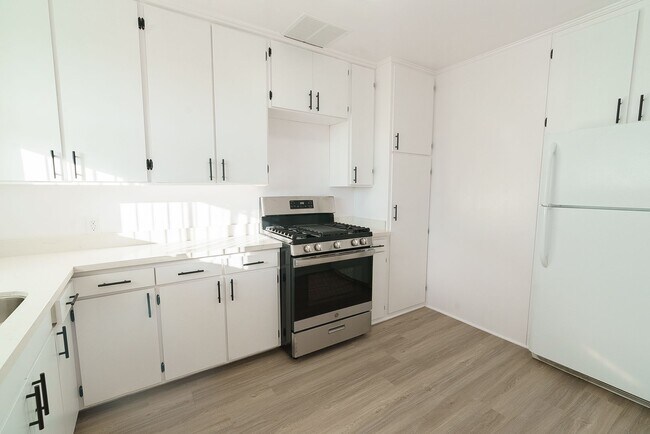 Photo - 611 Levering Ave