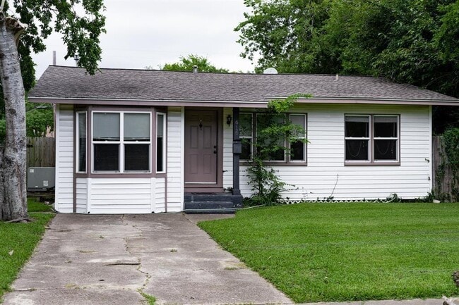 Photo - 616 17th Ave N House