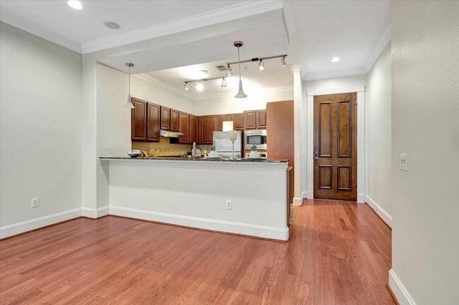 Building Photo - 7134 Mapleridge St Unit 3D Rental