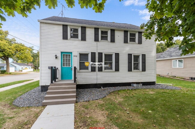 4 bedroom home with 3 single car garges - 4 bedroom home with 3 single car garges