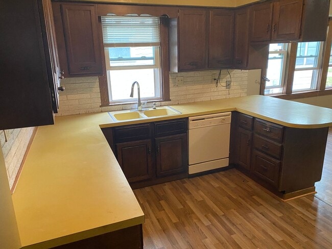 Photo - Spacious 5 - Bedroom Home for Lease in Akron