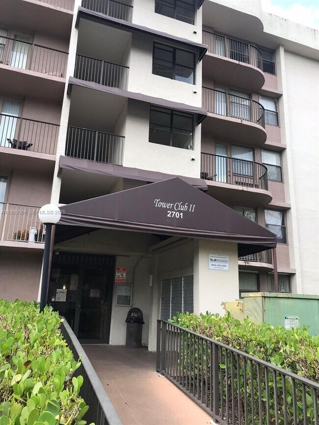 Building Photo - 2701 Riverside Dr Unit 515-B