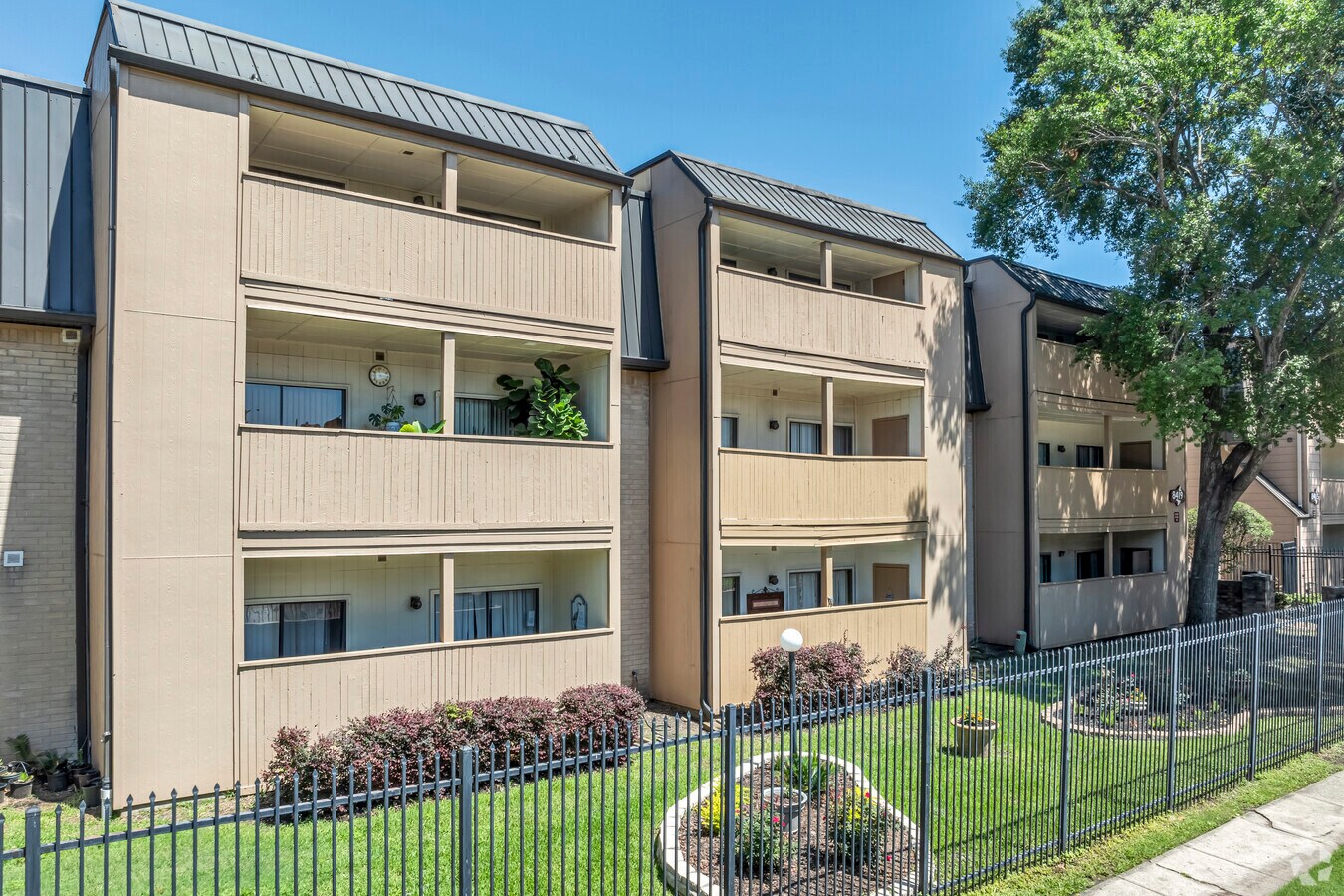 8415-8429 Hearth Dr - Alternate - Hearthwood Condo