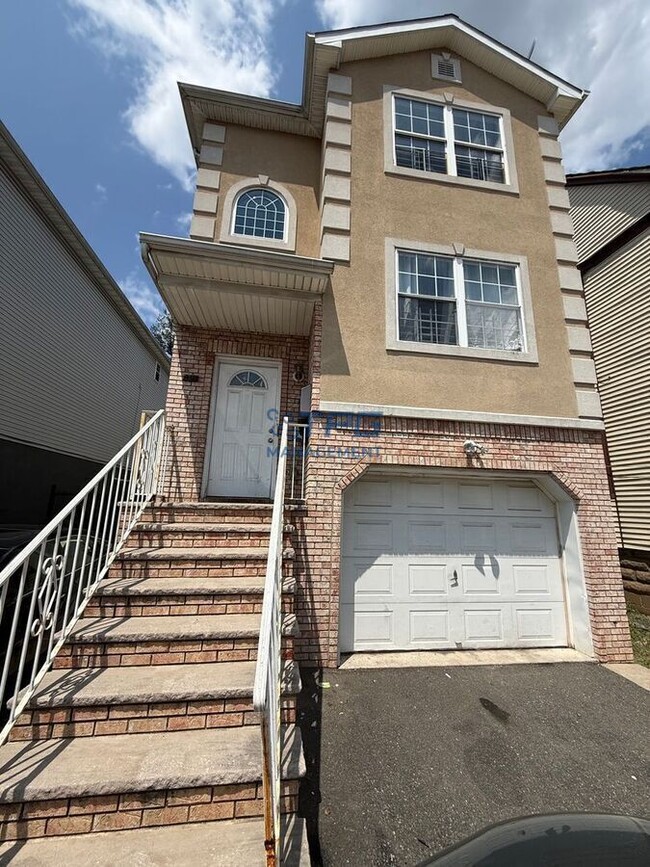 Building Photo - 245 N 19th St Unit 2nd Fl