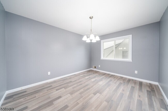 Photo - 1126 Wheatsheaf Rd Unit 2