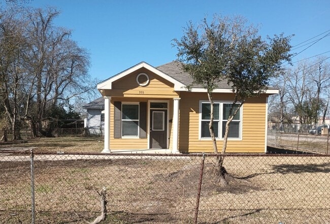 Building Photo - Cozy 2 bed / 1 bath - Move in Ready!