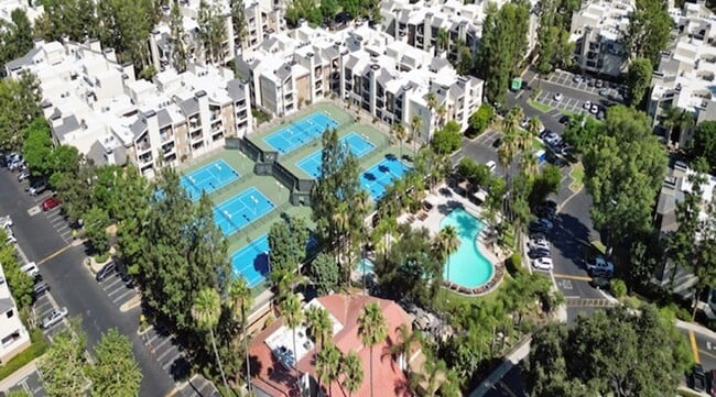 Photo - 2 Bedroom 2 Bathroom Plus Loft in Prime Woodland Hills Unidad 312