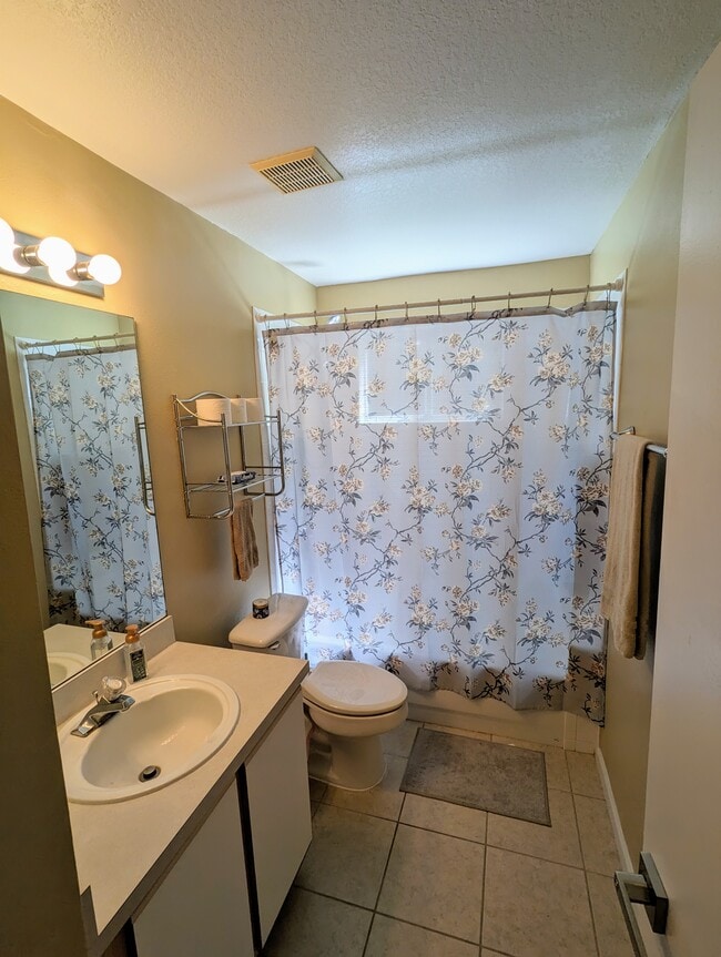 Bathroom to be shared with one other room (not currently occupied) - 3145 Britannia Blvd