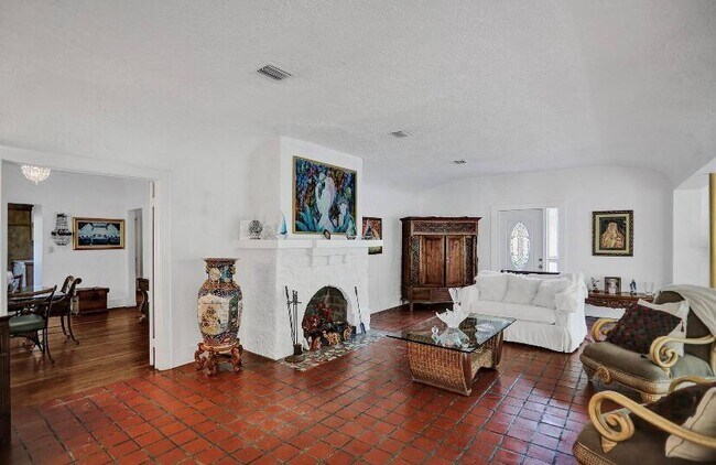 1107 Alhambra Cir