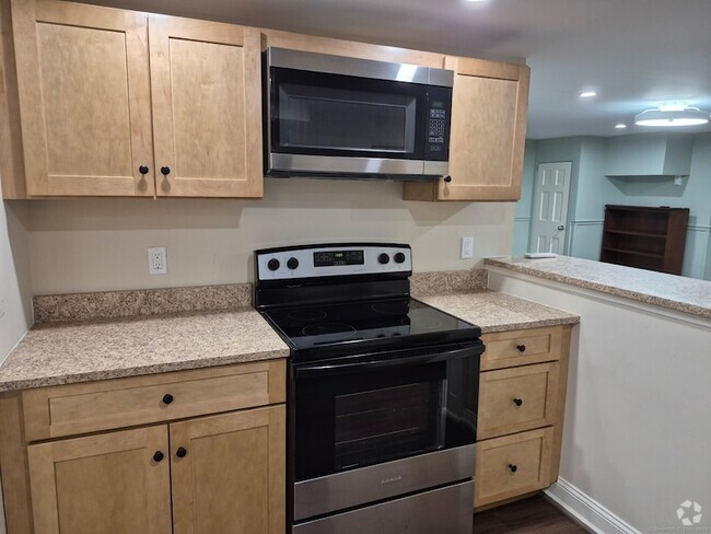 Building Photo - 10 Elmwood Ave Rental