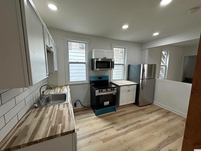 Photo - 836 Adams St