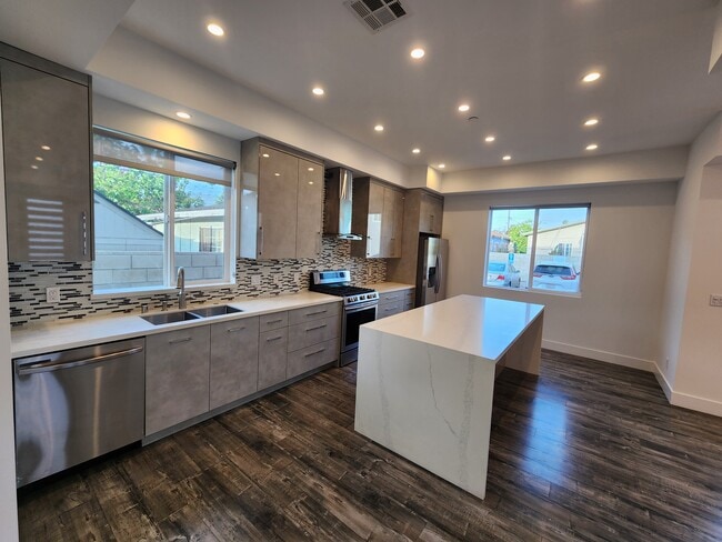 Building Photo - 1211 N Mariposa Ave Unit 3