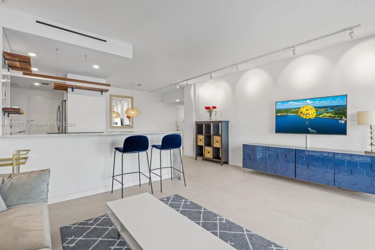 Photo - 880 NE 69th St