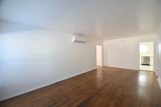 Photo - 10919 Camarillo St Unidad 10919