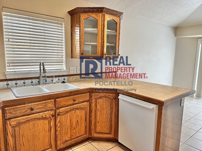 Photo - Beautiful 4 bedroom 3 bath house - attached garage