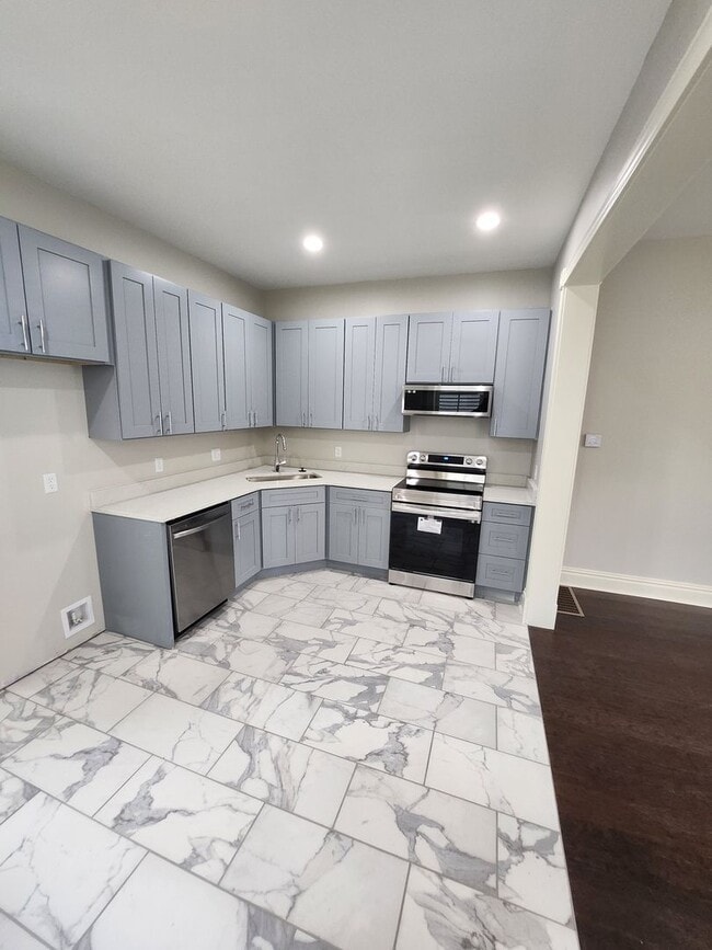 Building Photo - Newly Renovated One Bedroom Available Unit 4240 - 1F Rental