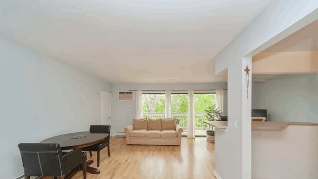 Building Photo - 239 W Court of Shorewood Unit 3A