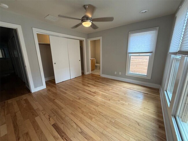 Photo - 2105 Kinney Ave Unit B