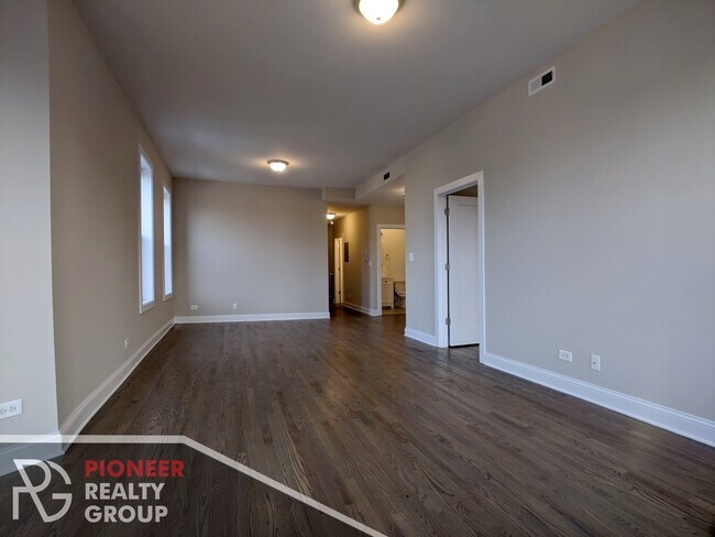 Photo - 3401 W Fullerton Ave Unit 2