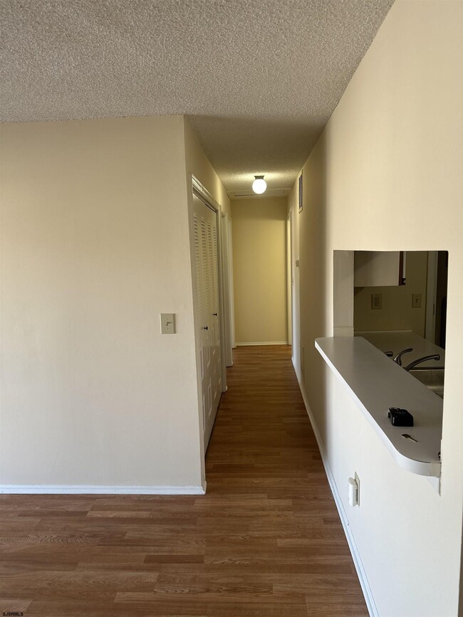 203 Colonial Ct Unit 203