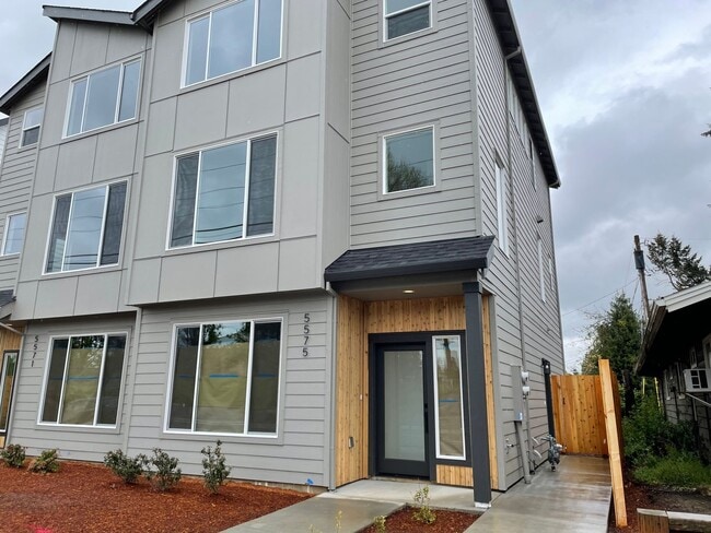 Building Photo - Wonderful Modernized 4-bedroom, 3-bath Home in North Portland!