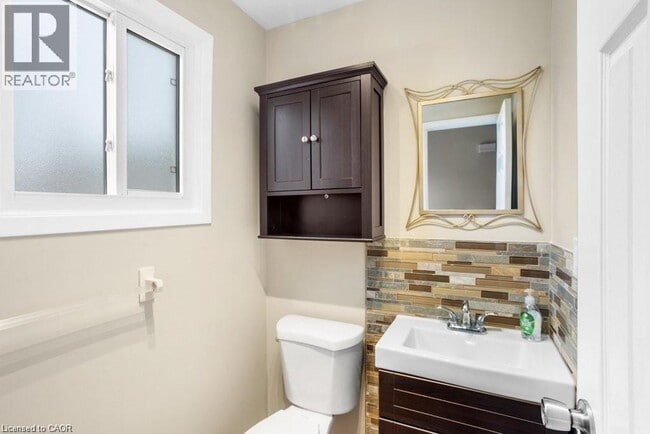 Photo - 462 Springbank Ave N