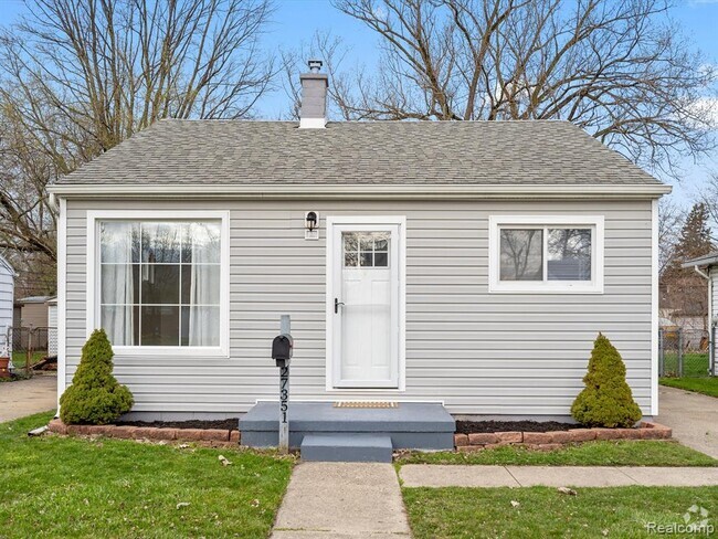 Building Photo - 27351 Delton St Rental