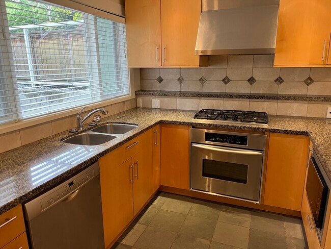 Building Photo - 1327 Maple St