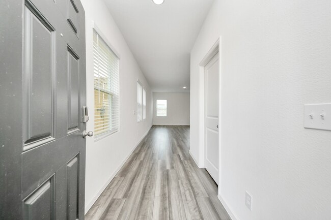 Building Photo - 10314 Valley Vista Dr