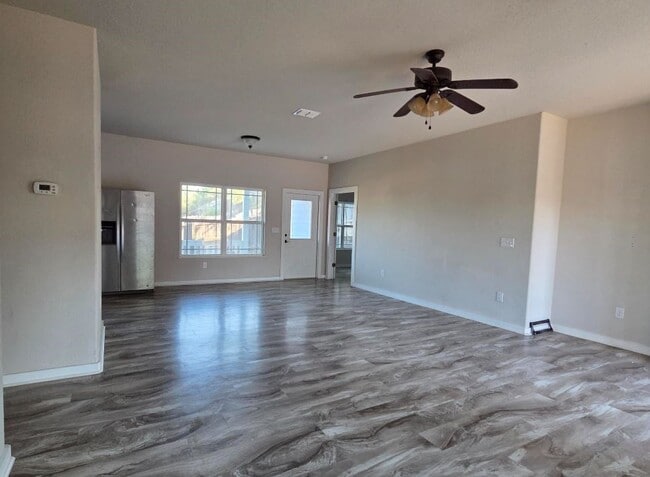 Photo - 205 Ivy Ln