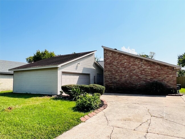 Building Photo - 327 Maybrook Dr Rental