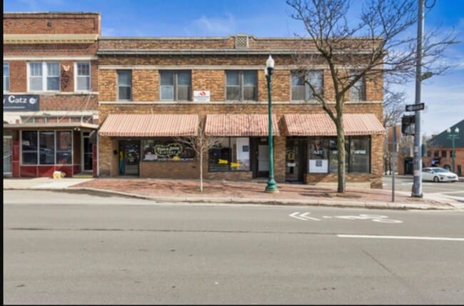 Building Photo - 2 N Huron St Unit 4-2