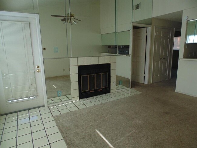 Building Photo - 807 W 25th St Unit 315