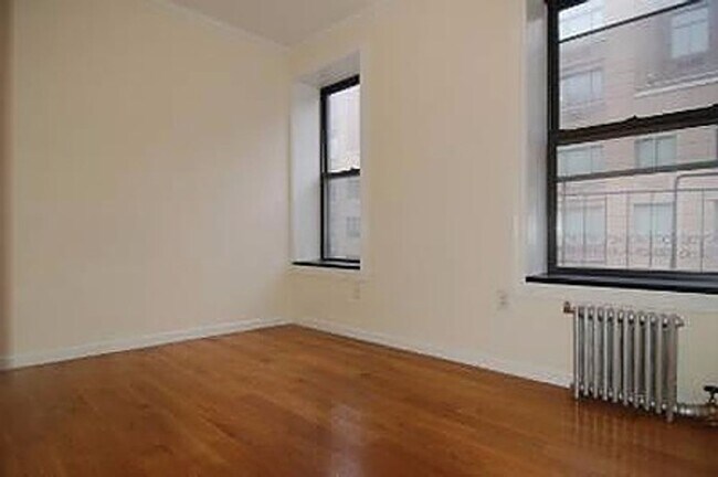 Photo - Upper Carnegie Hill adj, Close to E.96th Q: E 100th St btw 2nd/1st Ave 3BR, Elevator, W/D, SS App... Unidad 4B