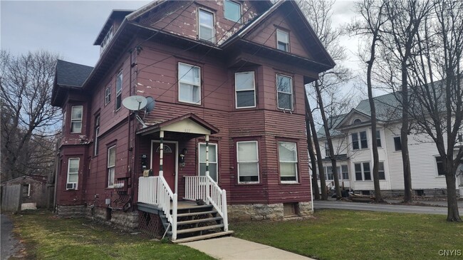 Building Photo - 927 State St Rental