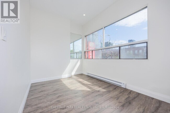 Photo - 2 - 414 1/2 SPADINA AVENUE