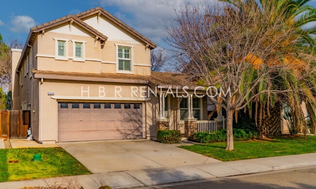 Building Photo - Comfort, Convenience & Space — Tracy Living at Its Best