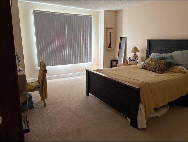 Photo - 465 Oaktree Blvd