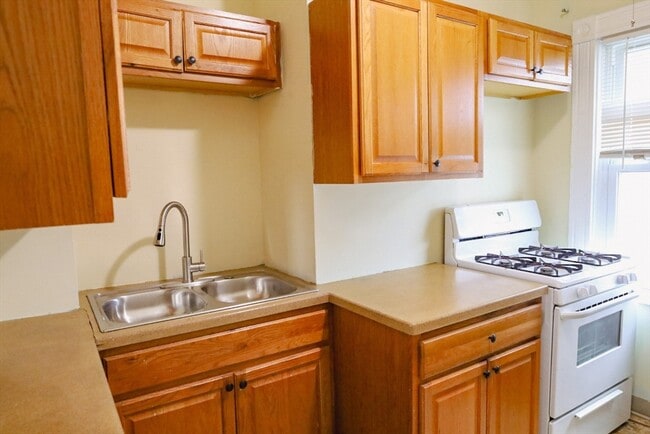 Building Photo - 159 Covel St Unit 2