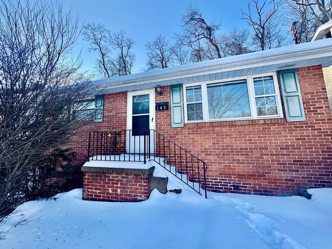 Building Photo - Charming 3 Bed/1.5 Bath Home - Integral Garage, Laundry in Basement - Available NOW in Turtle Creek!