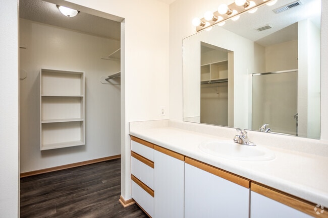 2BR, 2BA w/ Laundry - 1,050 SF