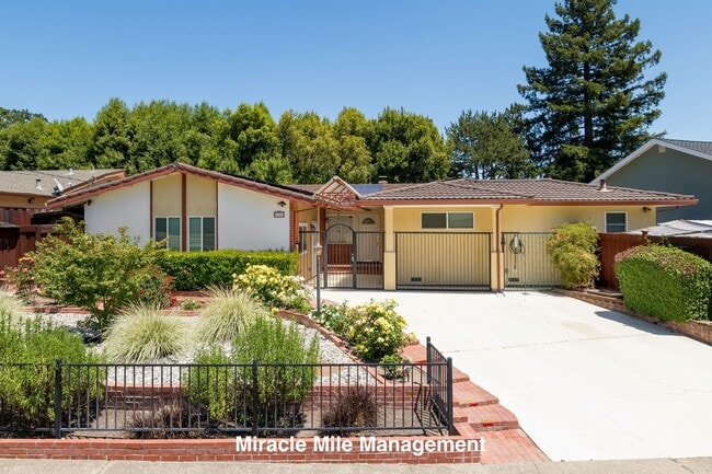 Ranch-Style, Spacious 5 Bedroom Home is De... - Ranch-Style, Spacious 5 Bedroom Home is De...