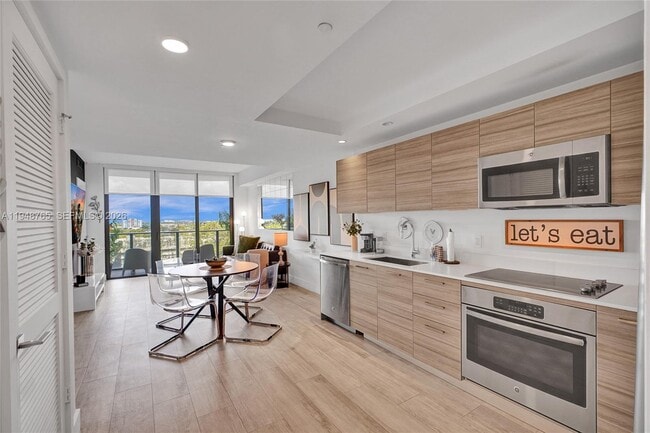 Building Photo - 121 NE 34th St Unit 910