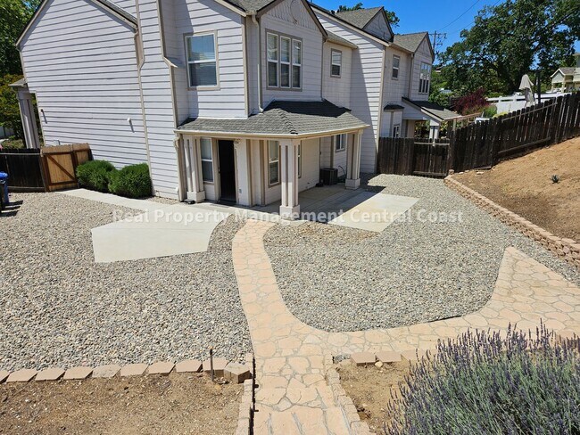 Spacious 3 Bed / 2.5 Bath Templeton Condo - Spacious 3 Bed / 2.5 Bath Templeton Condo