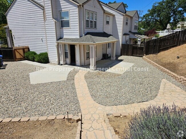 Building Photo - Spacious 3 Bed / 2.5 Bath Templeton Condo