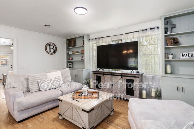 Building Photo - 1406 Russell Ave