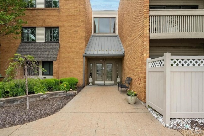 Building Photo - 950 E Rue De La Banque Unit 208 Rental