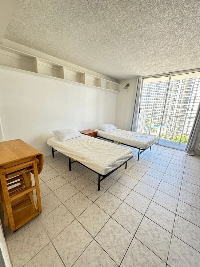 Building Photo - Partially Furnished Studio in Waikiki