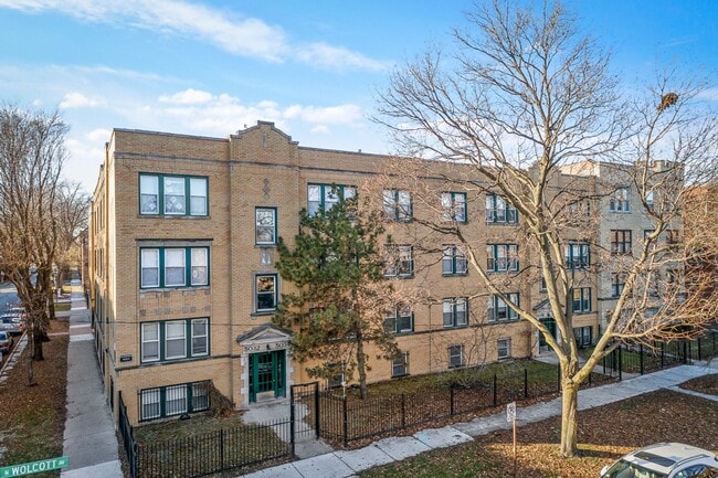 Building Photo - 1910 W Winnemac Ave Unit 2