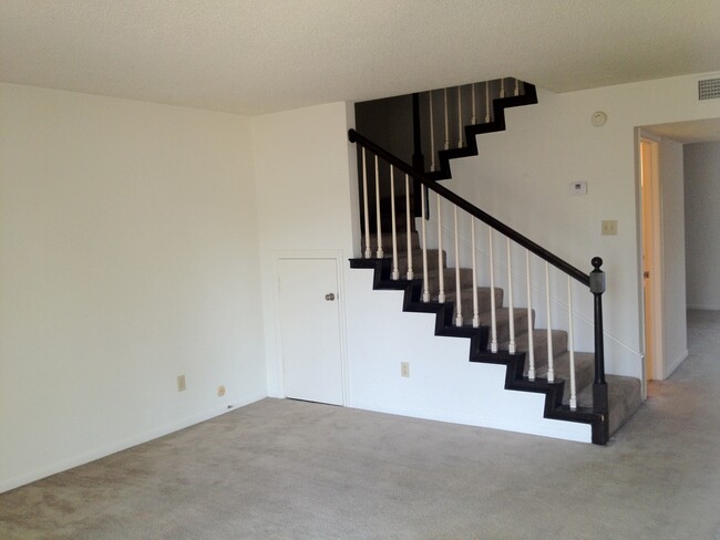 Townhome *LEASING SPECIAL AVAILABLE* - Townhome *LEASING SPECIAL AVAILABLE*